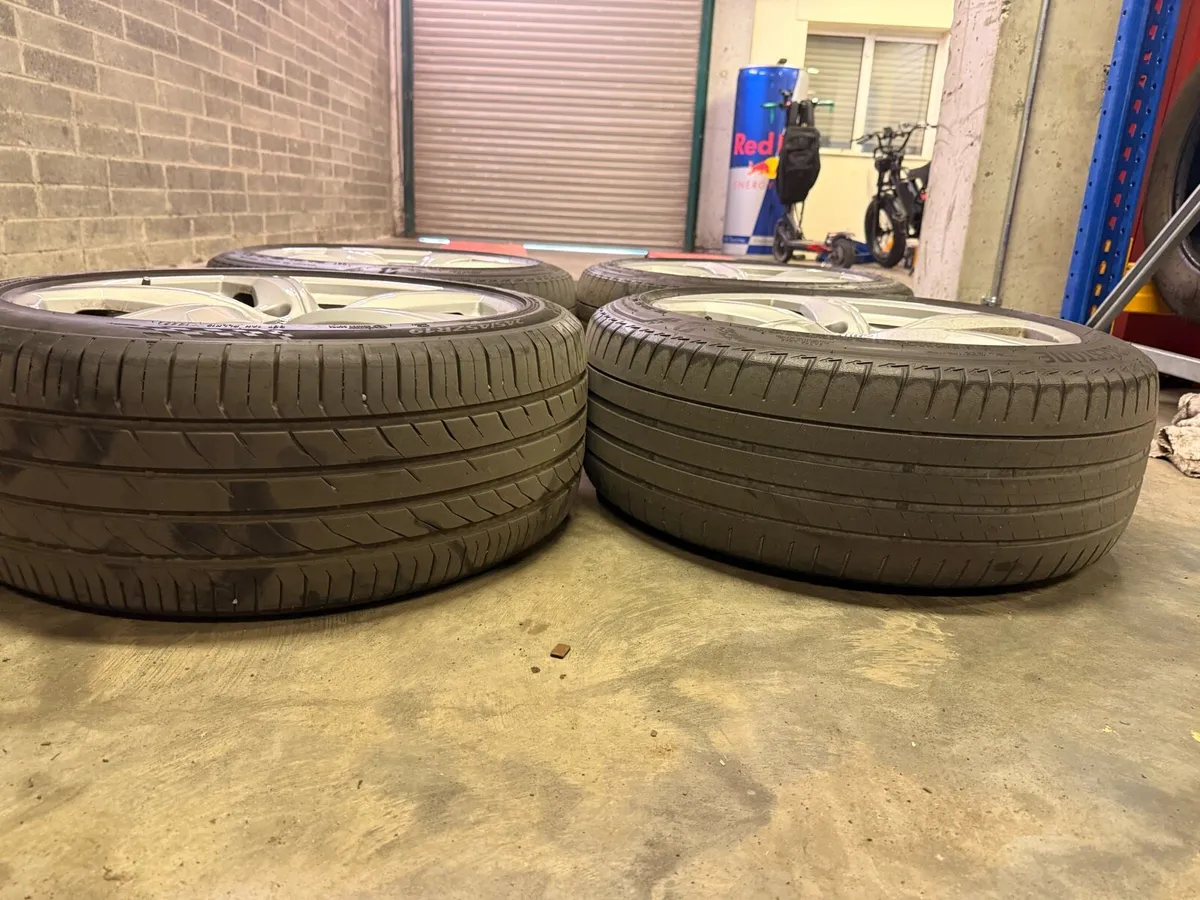 AUDI A6 19” Alloy wheels with two good tires - Image 2
