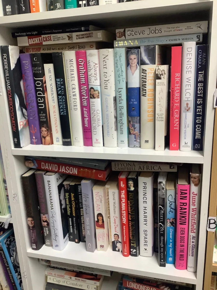 Job lot of 500 books - Image 1
