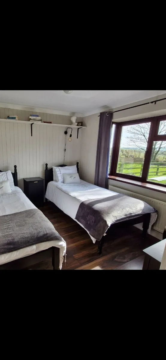 2 single beds and mattresses - Image 1