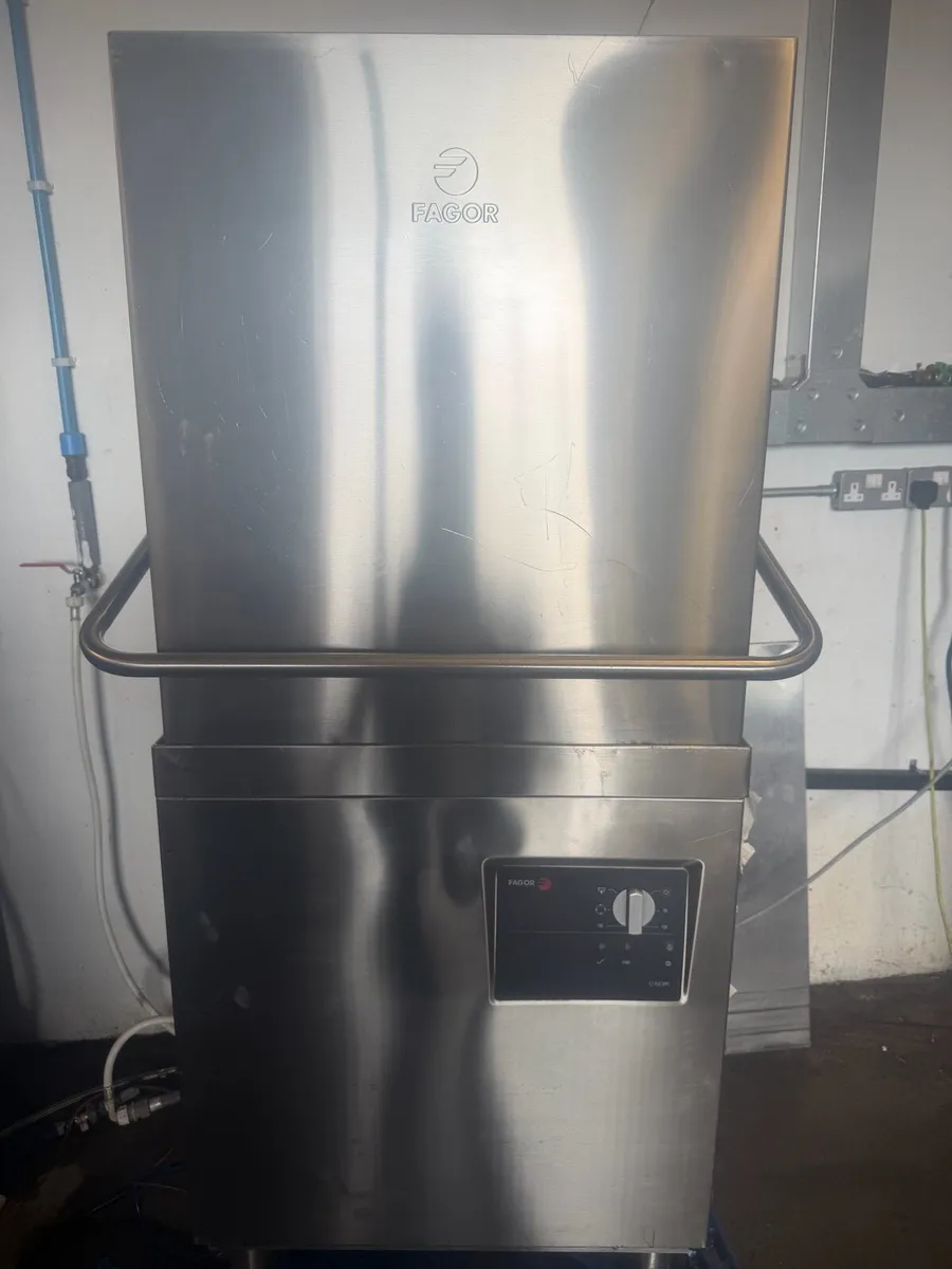 Passthrough Dishwasher - Image 1