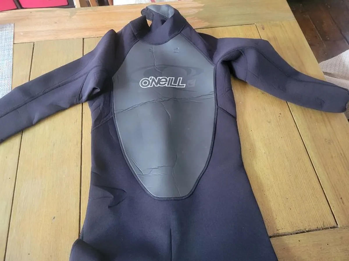 Surfing/watersports gear - Image 1