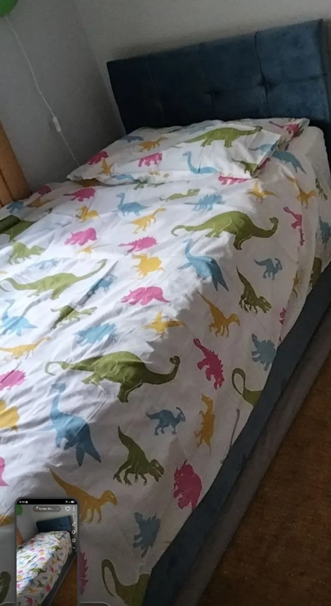 Single bed velvet blue with headboard & mattress - Image 1