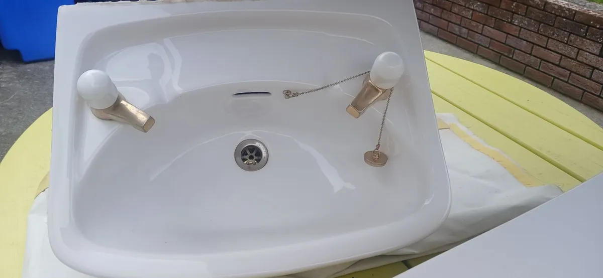Sink and pedestal - Image 1