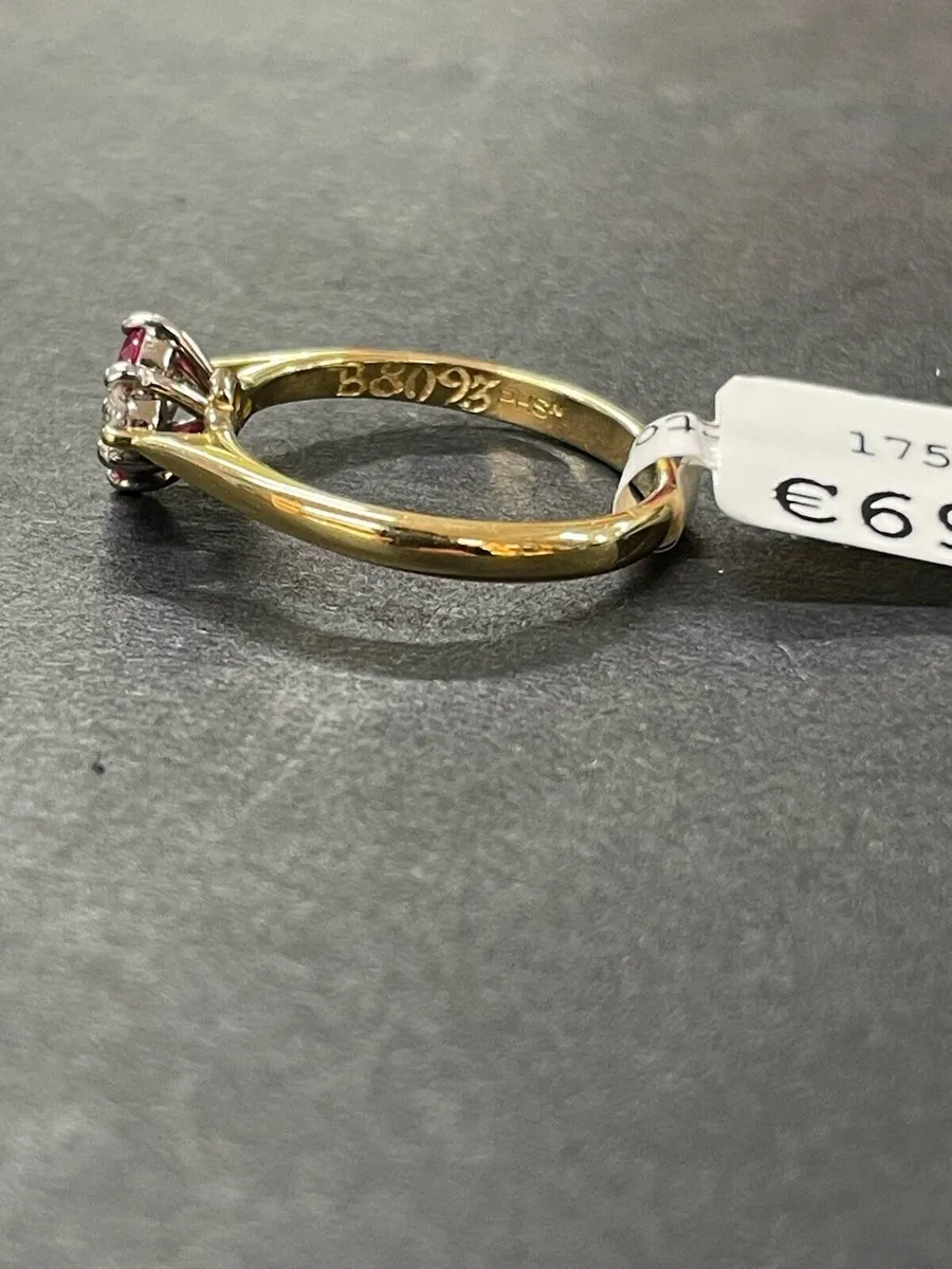 18k gold ring with rubies and diamonds. - Image 4