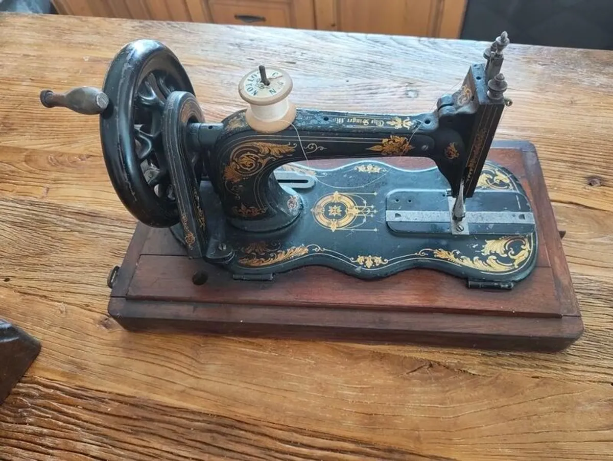 Singer 12K Fiddle base Hand crank Sewing Machine c1889 - Image 2
