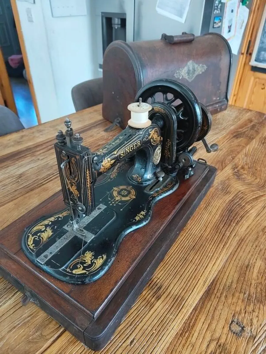 Singer 12K Fiddle base Hand crank Sewing Machine c1889 - Image 3