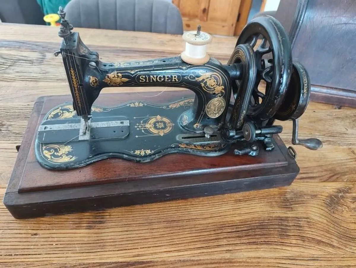 Singer 12K Fiddle base Hand crank Sewing Machine c1889 - Image 4