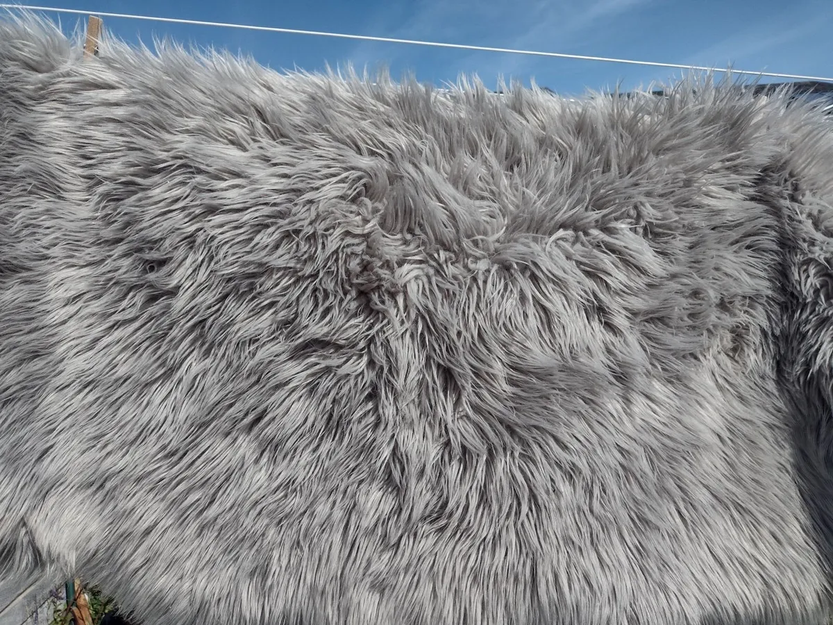Large shaggy highland rug - Image 1