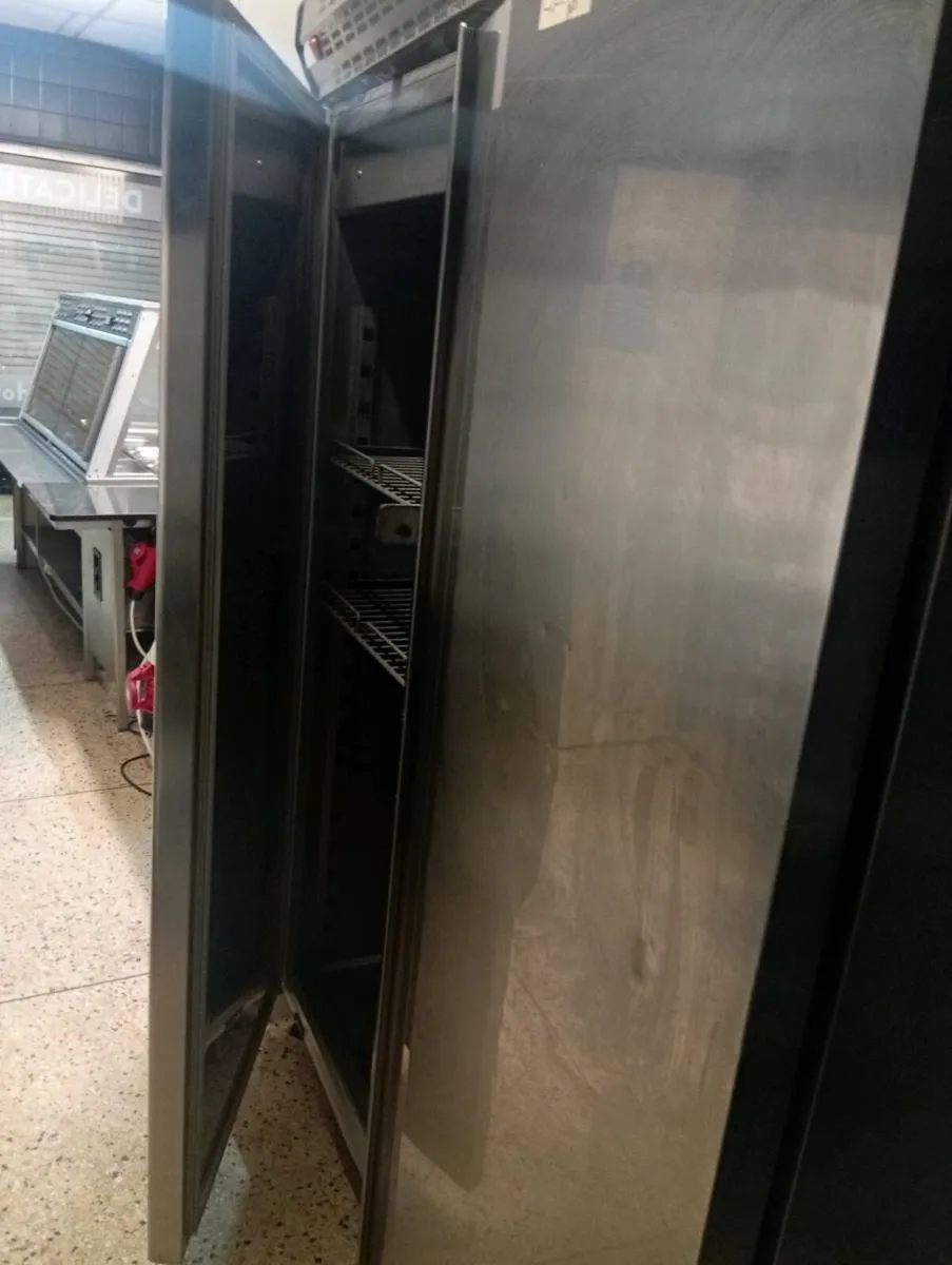 Double door catering fridge - Image 2