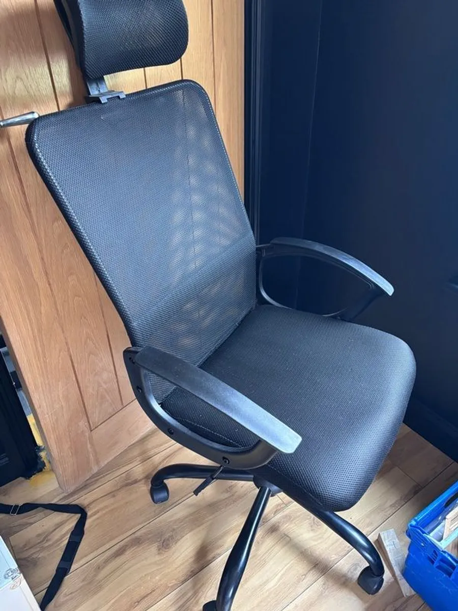 Swivel computer chair