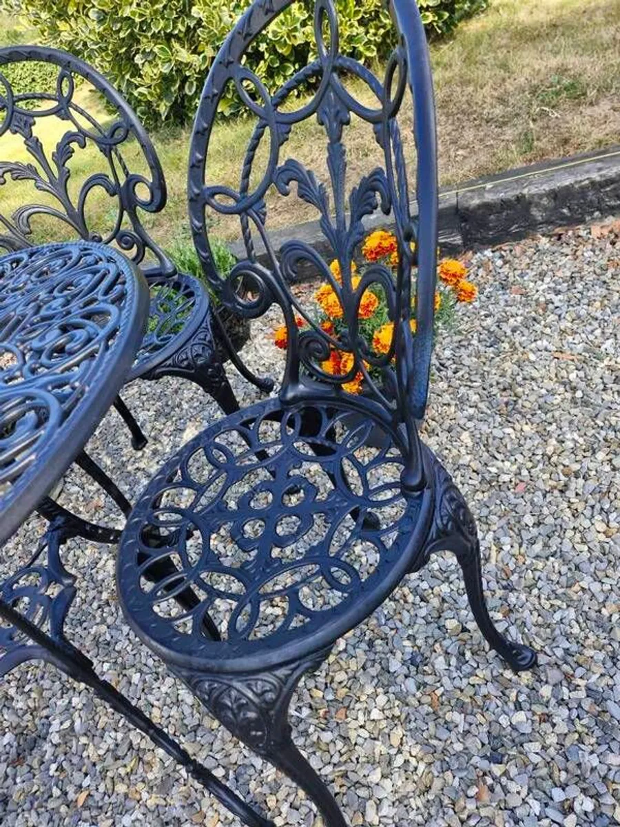 Vintage cast aluminium table and chairs - Image 3