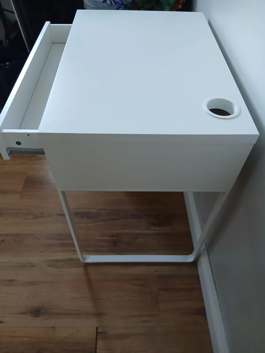 Study desk - Image 1