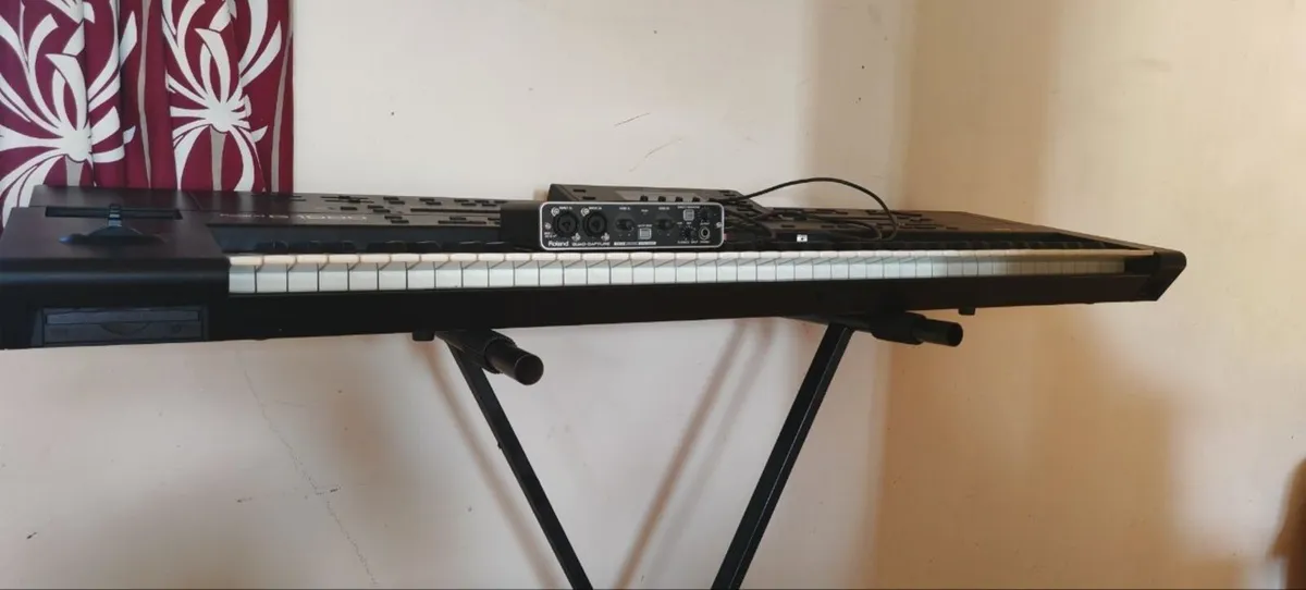 ROLAND G1000 piano w/stand+ Roland Soundcard. - Image 3