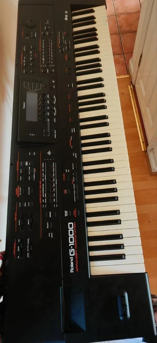 ROLAND G1000 piano w/stand+ Roland Soundcard. - Image 1