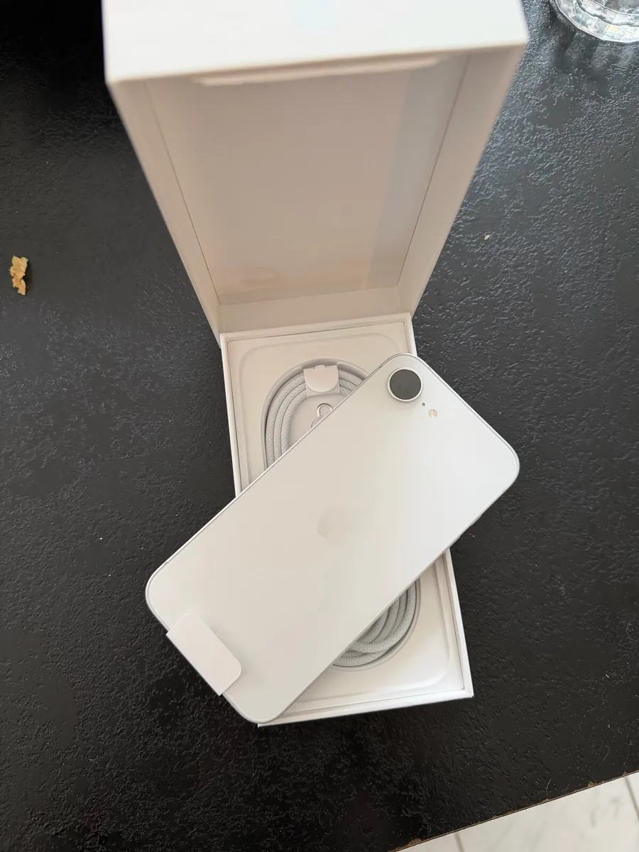 iPhone 16e - Image 1