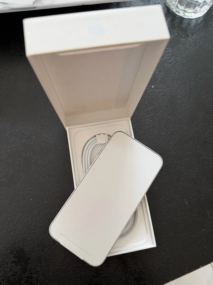 iPhone 16e - Image 2
