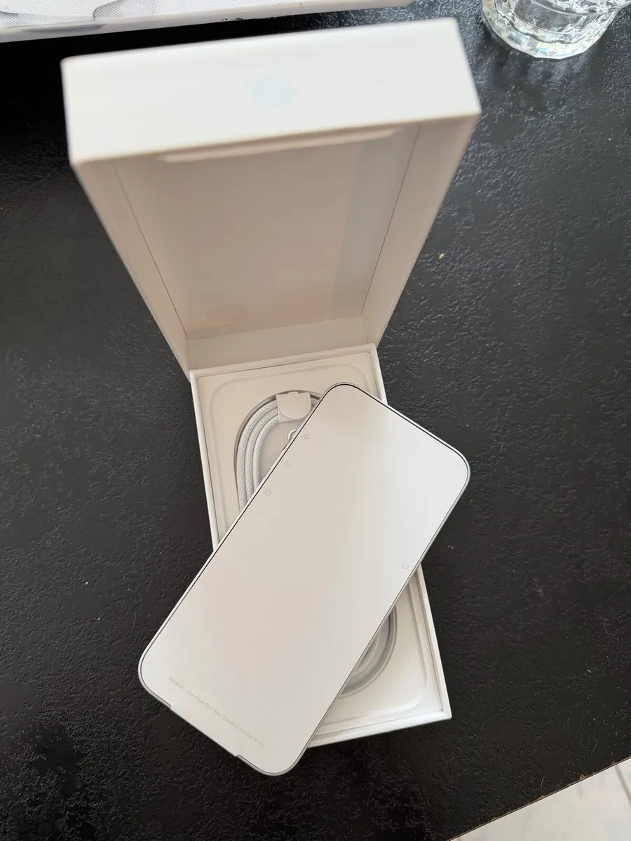 iPhone 16e - Image 3