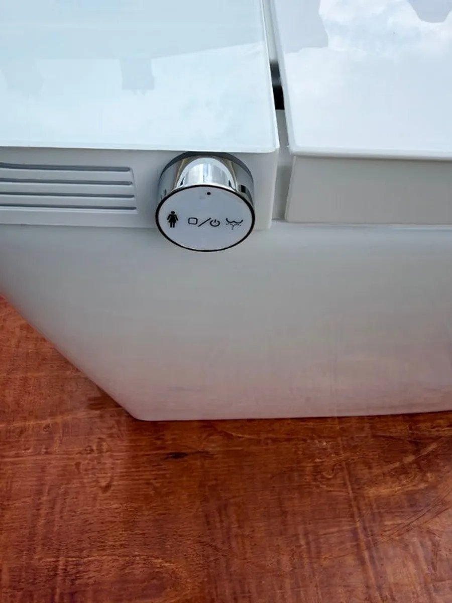 Smart / Japanese toilet with bidet wash - Image 2