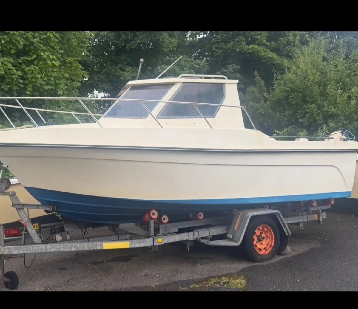 Boat engine and trailer - Image 4