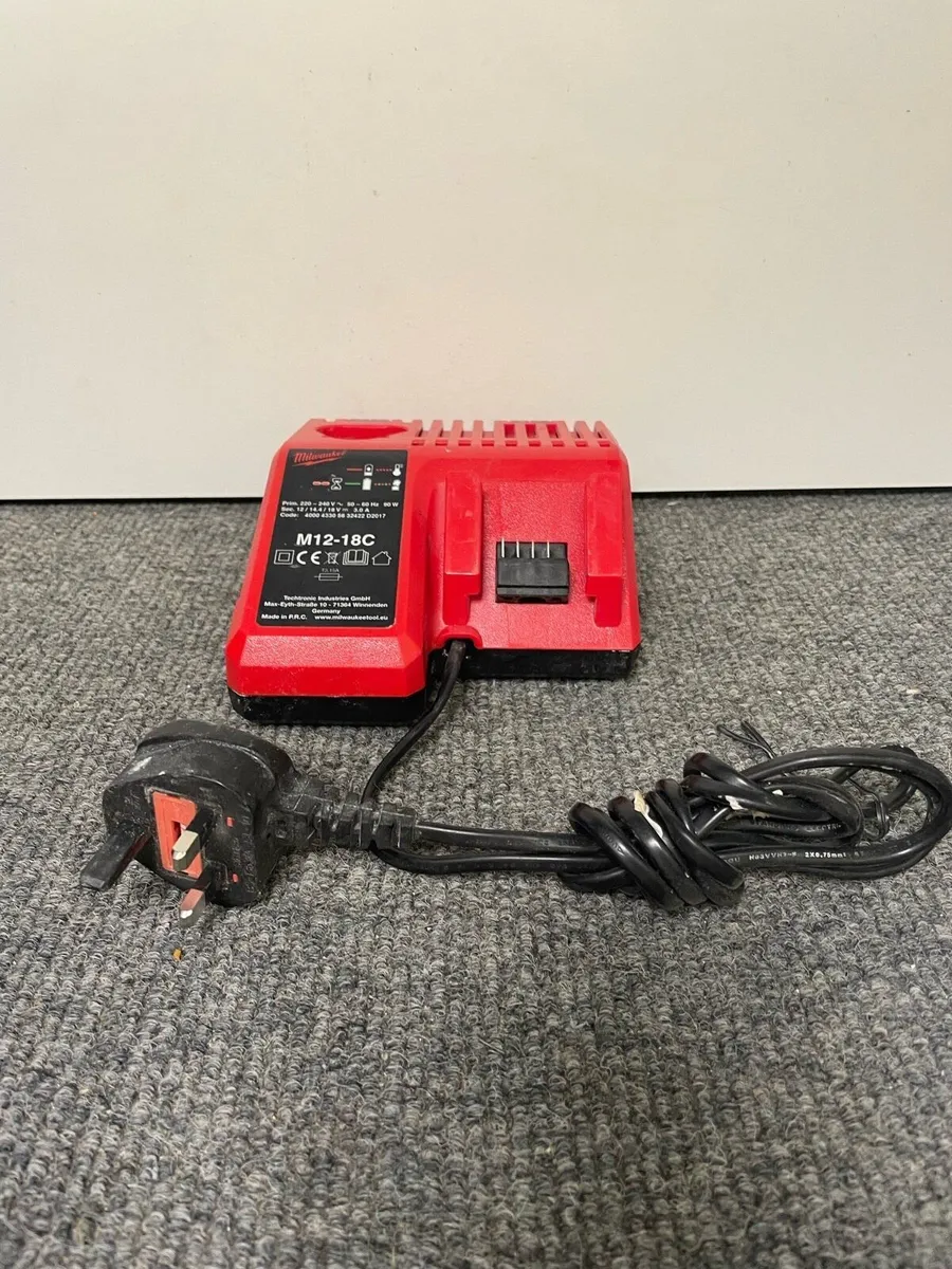Milwaukee 18V 12V Dual Charger M12-18C - Image 1