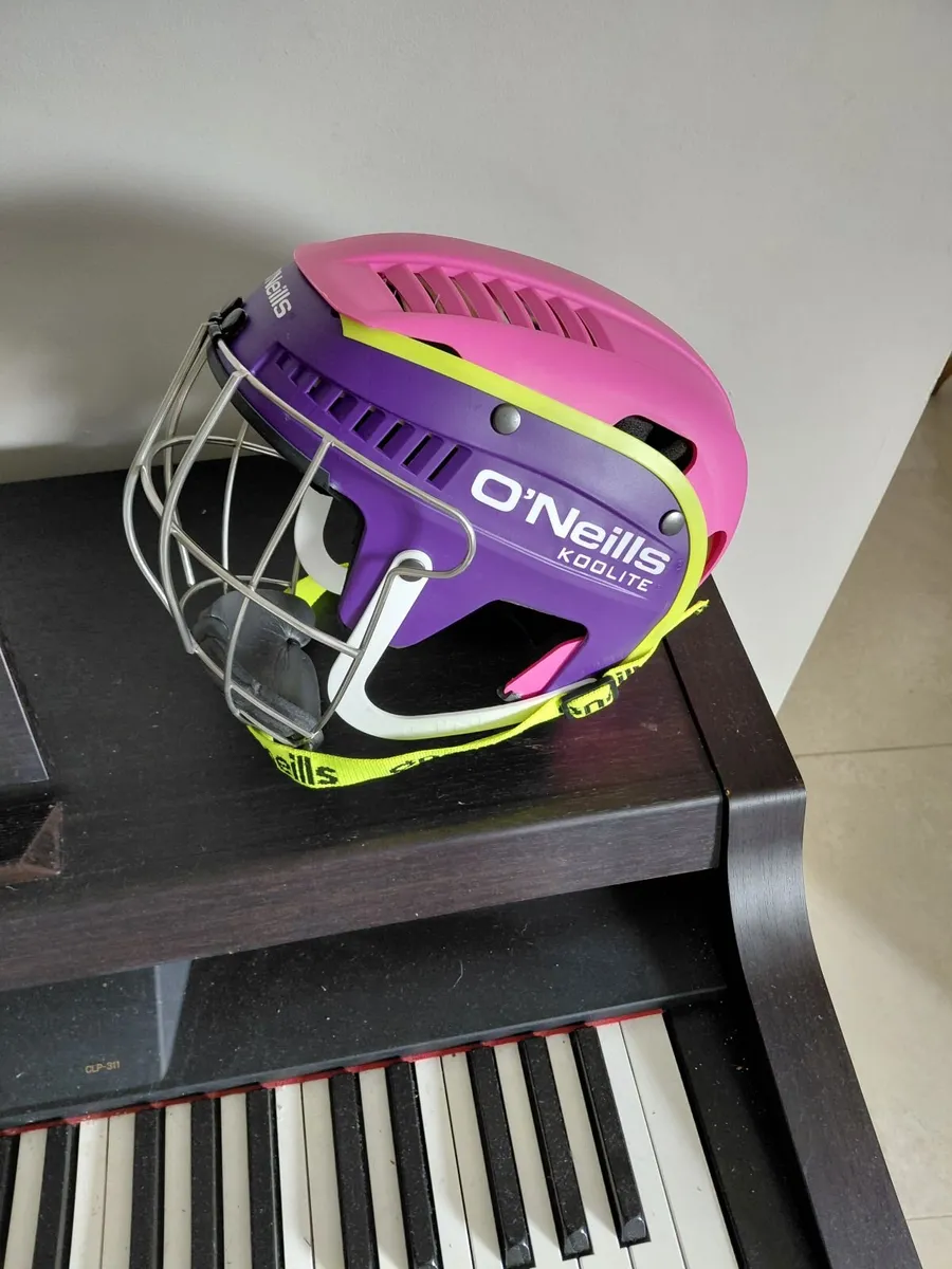 Girls camogie helmet - Image 2