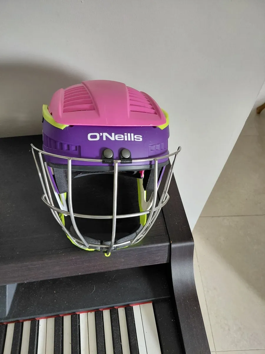 Girls camogie helmet - Image 3