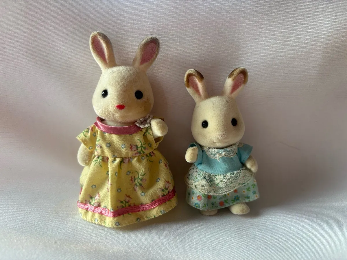 21 Sylvanian Family Dolls - Image 3