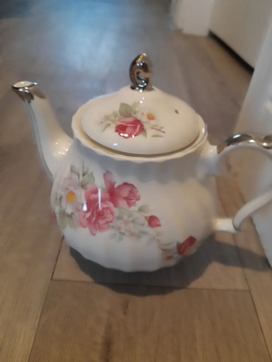 Cups and saucers side plate s tea pot - Image 1