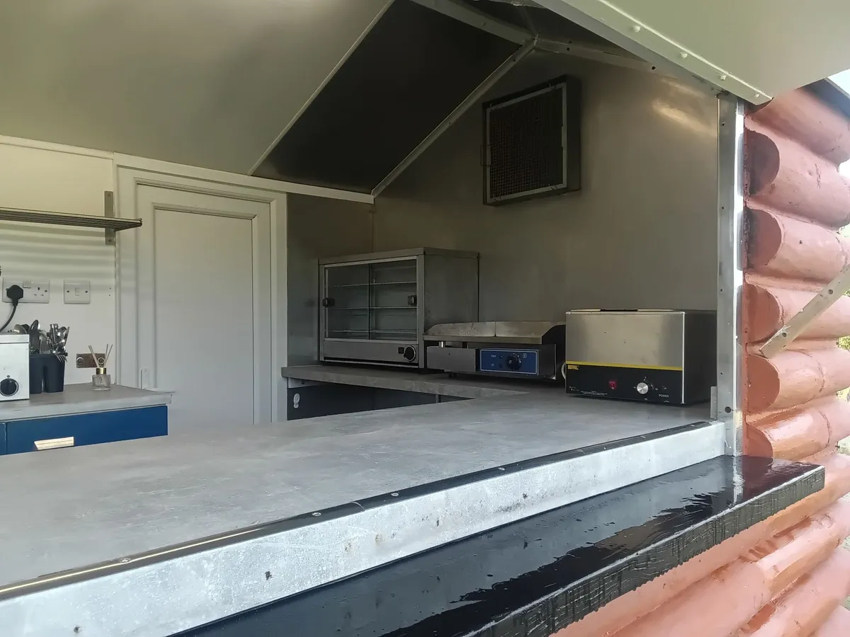 Catering trailer log cabin style with equipment - Image 3