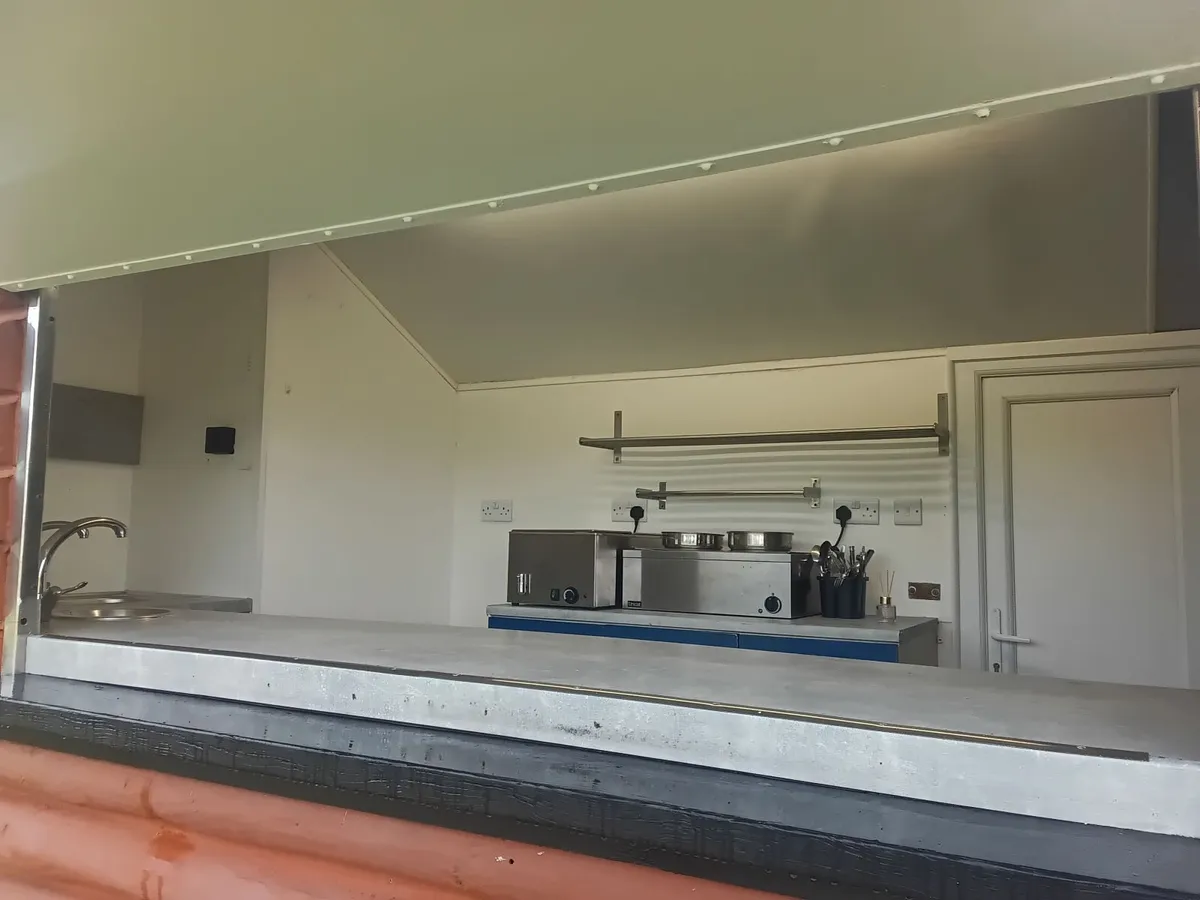 Catering trailer log cabin style with equipment - Image 4