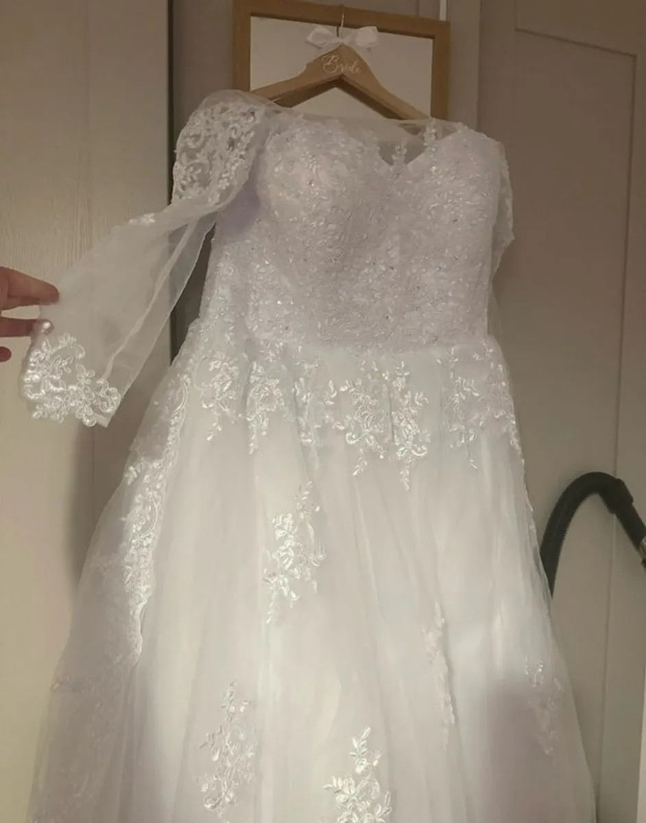 White wedding dress - never worn - Image 1