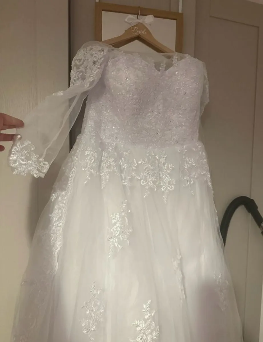 White wedding dress - never worn - Image 2