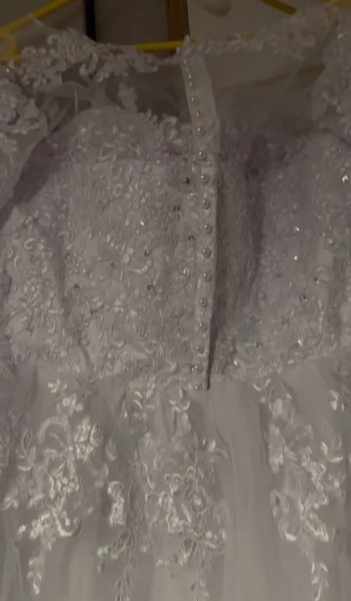 White wedding dress - never worn - Image 4