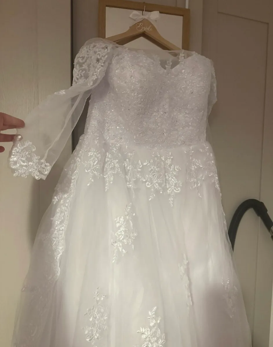 Wedding dress - Image 1