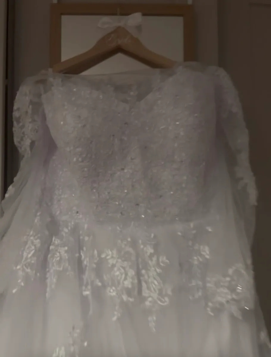 Wedding dress - Image 2
