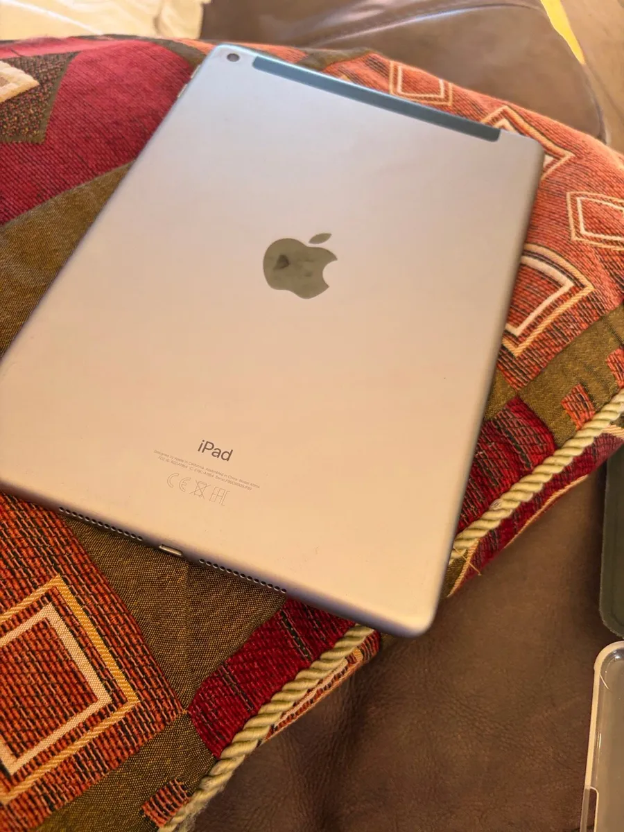 iPad 6th Gen - Image 2