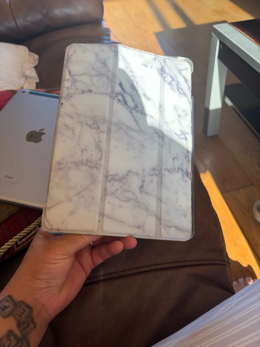 iPad 6th Gen - Image 4