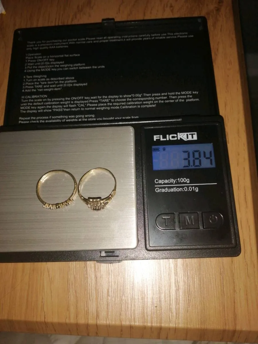2 woman's 9ct gold rings - Image 1