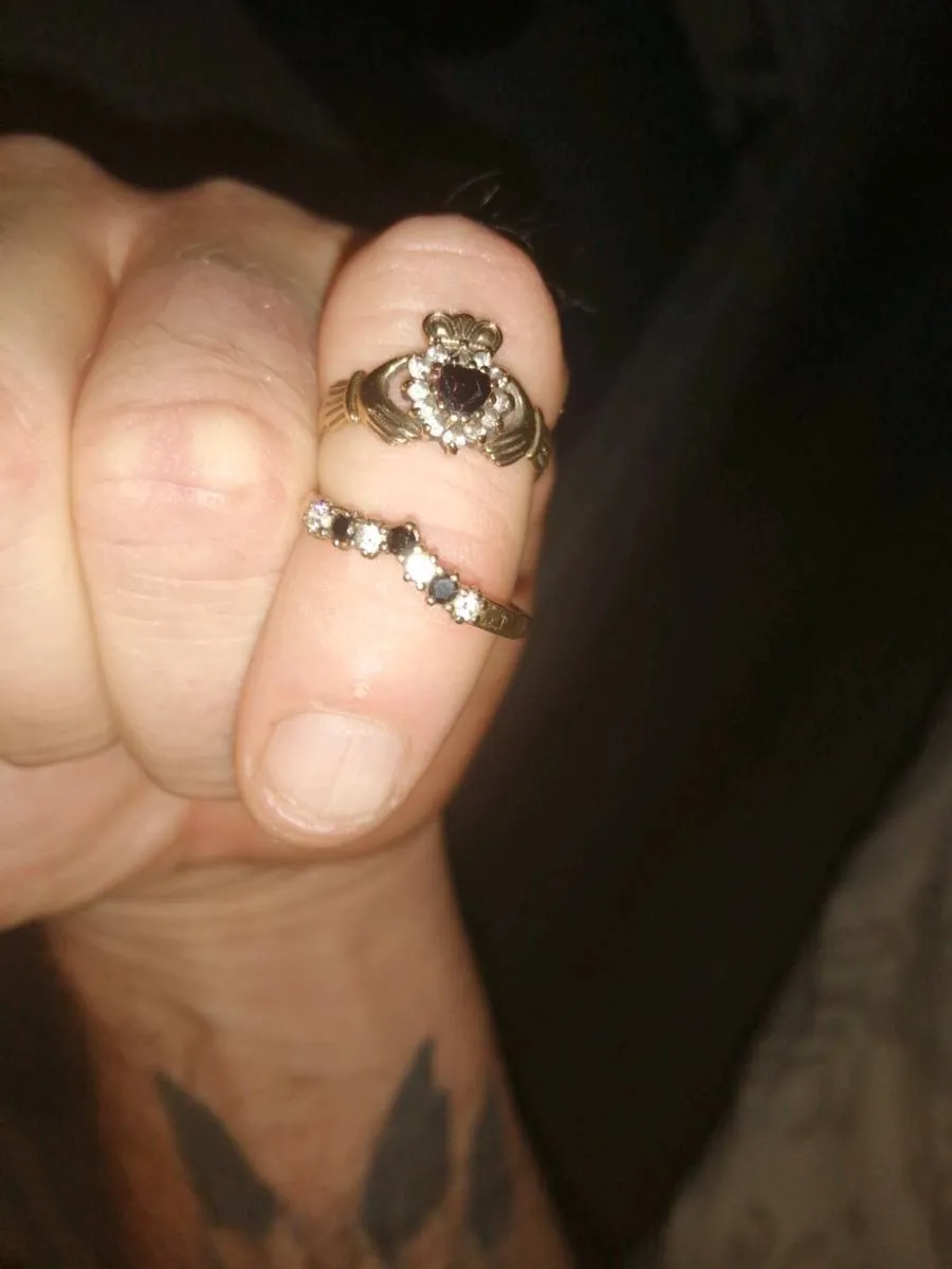 2 woman's 9ct gold rings - Image 2