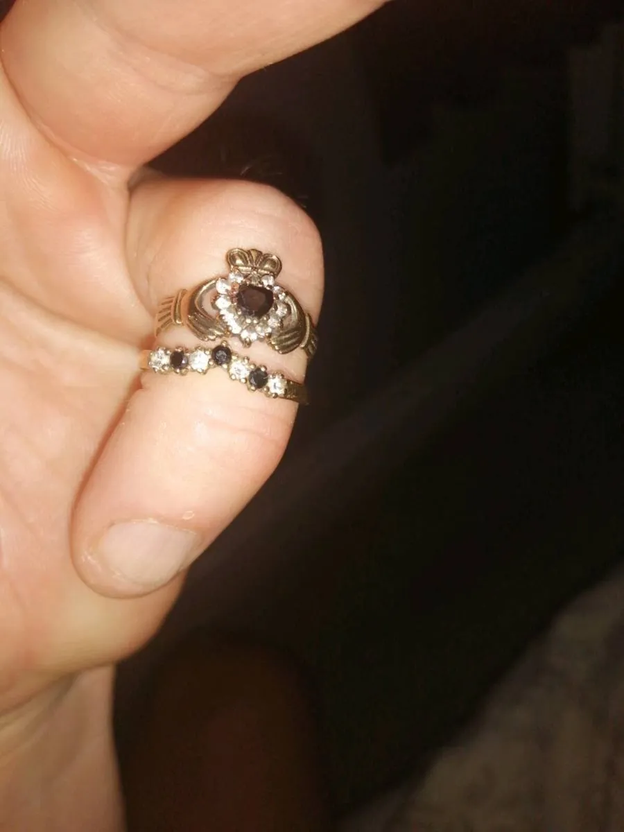 2 woman's 9ct gold rings - Image 3