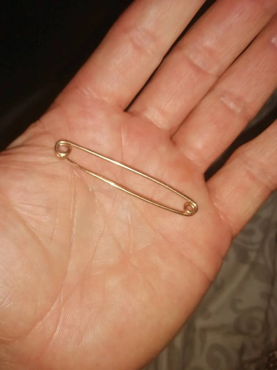 Gold  safety pin - Image 2