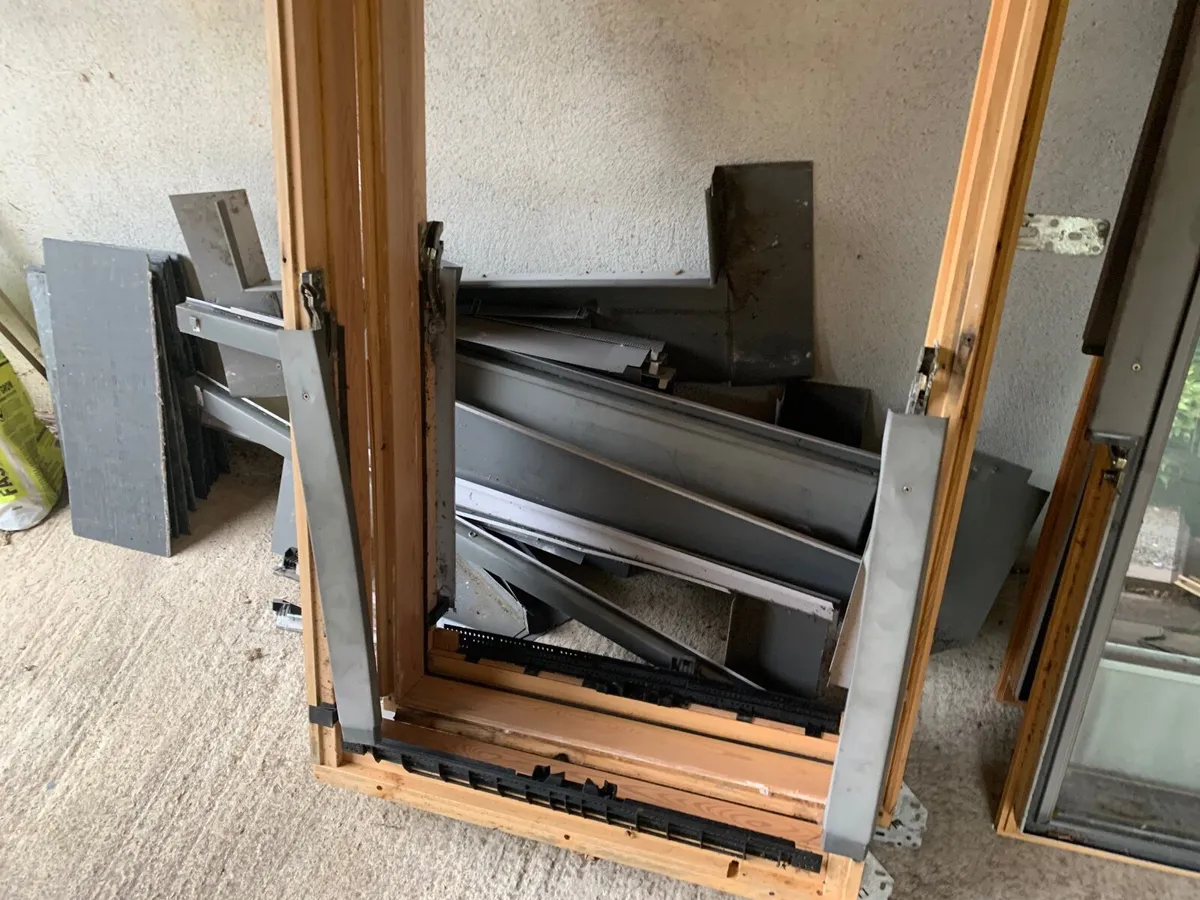 2 Velux windows with frames and flashing - Image 4