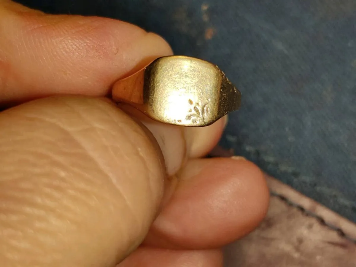 RARE SQUARE IDENTITY, 9CT Gold Vintage Signet Ring - Image 1