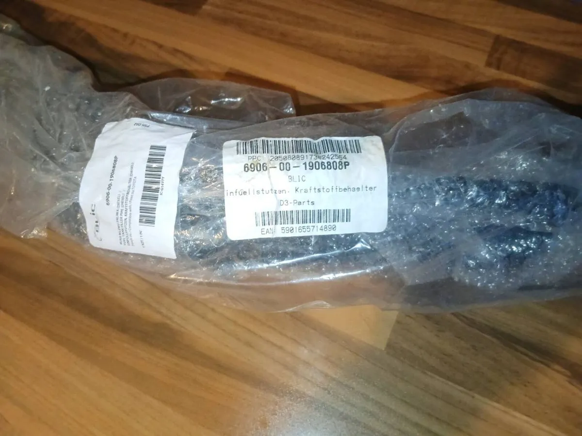 Toyota avensis  T 27 Fuel filler pipe - Image 2