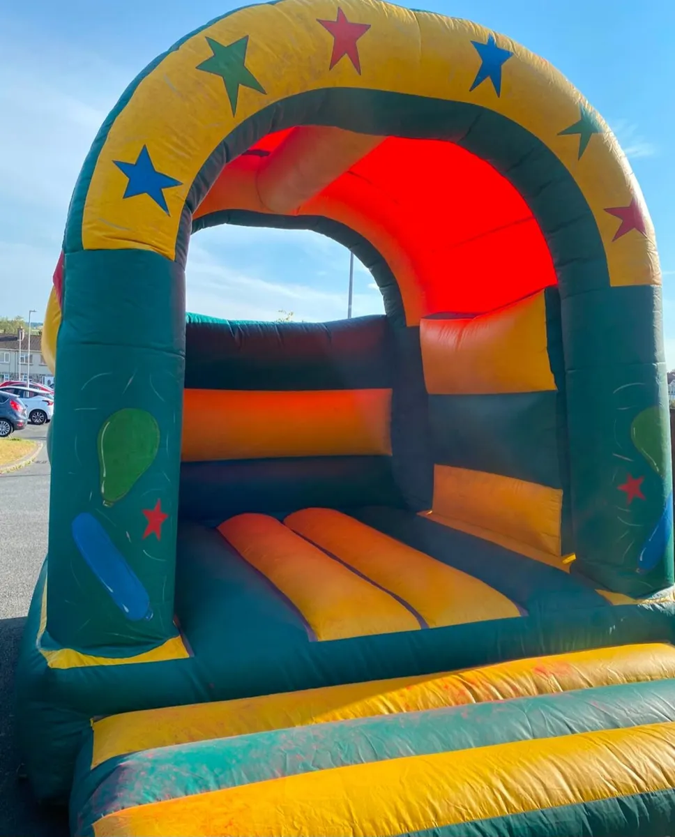 Bouncy castle Delivery - Image 2