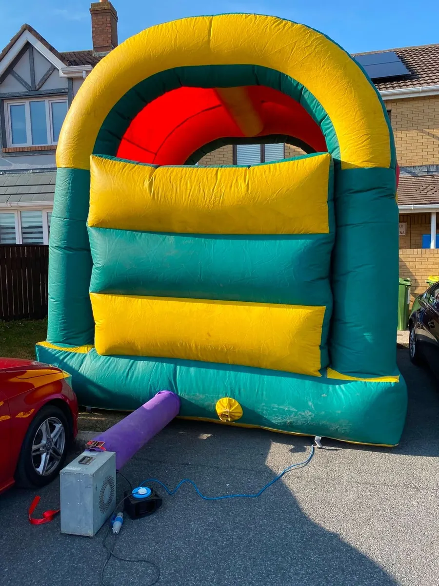 Bouncy castle Delivery - Image 3