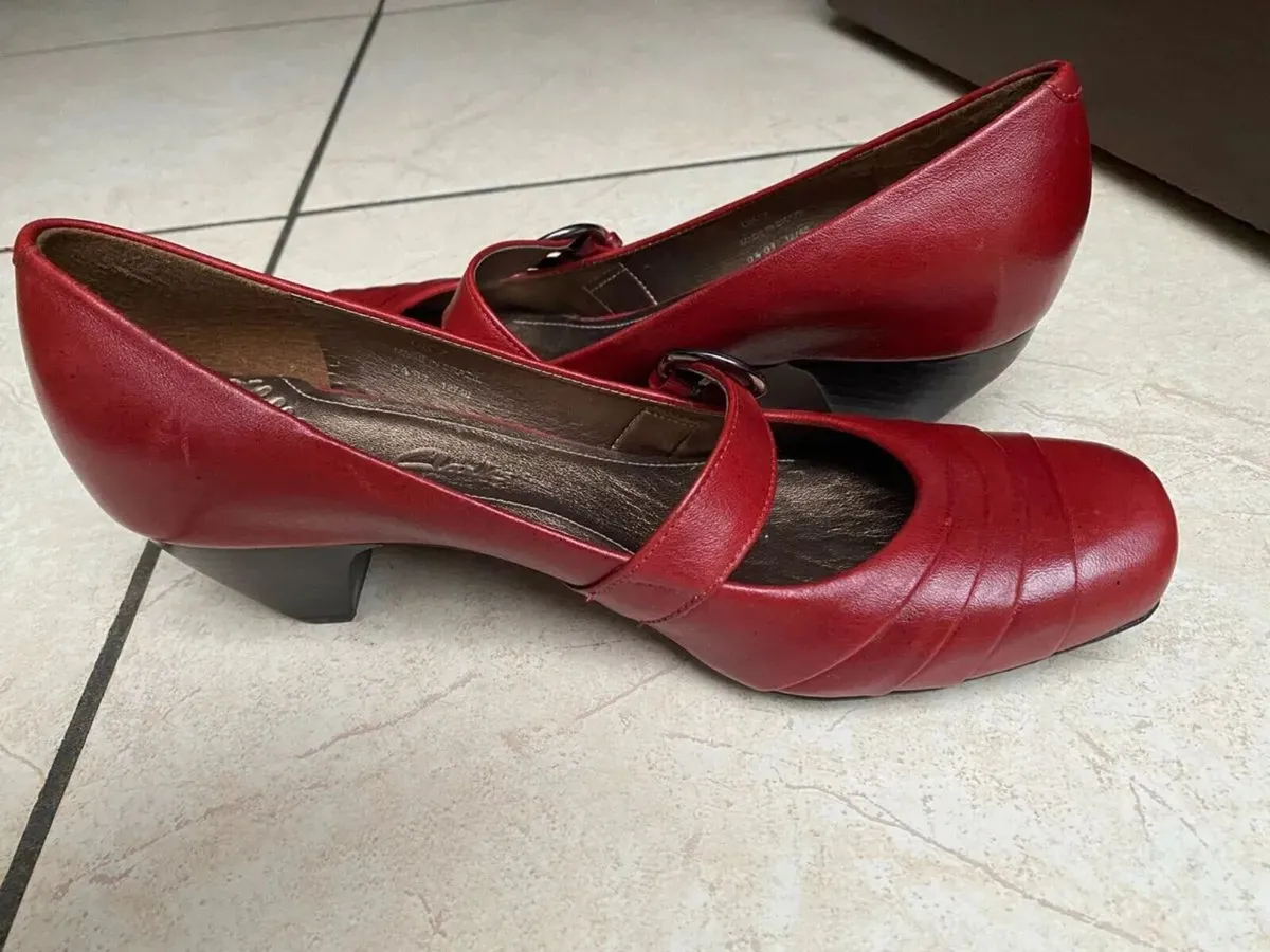 NEW Clarks Leather Shoes, Size 7 - Image 4