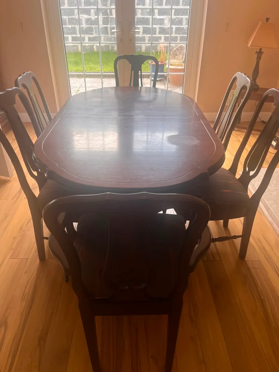 Table and chairs - Image 4
