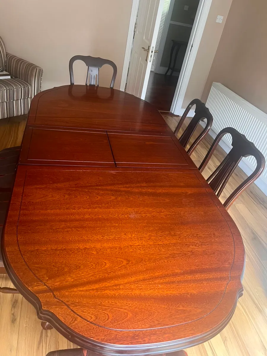 Table and chairs - Image 1