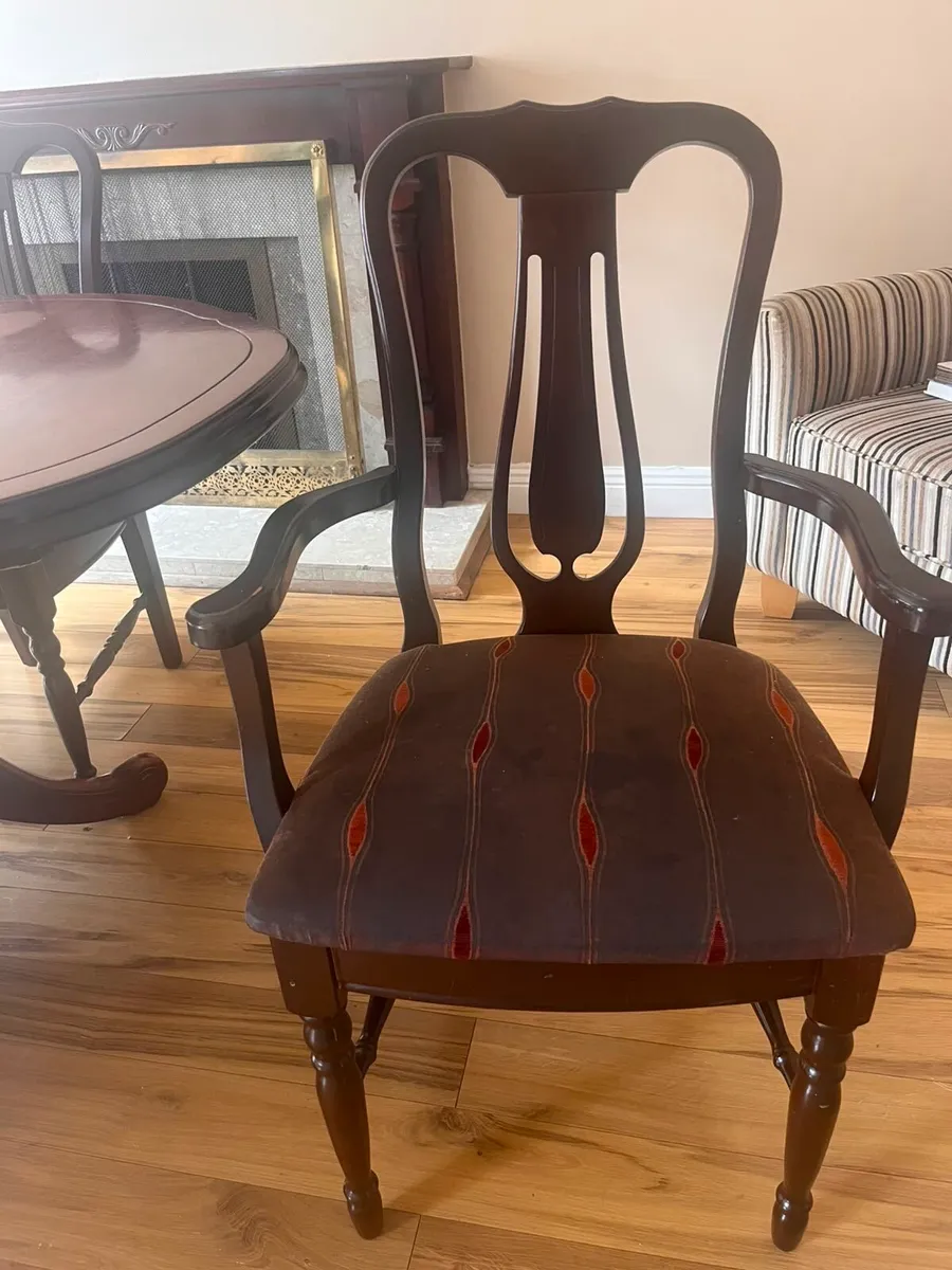 Table and chairs - Image 2